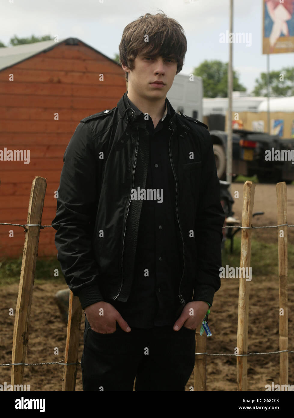 Jake bugg backstage at the glastonbury festival hi-res stock photography  and images - Alamy | Übergangsjacken
