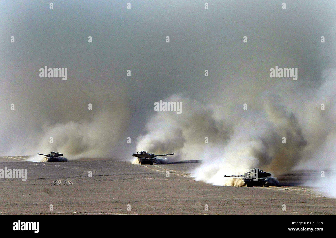 Challenger II battle tanks move through the Kuwaiti desert. Photo by Dan Chung, The Guardian, MOD Pool Stock Photo
