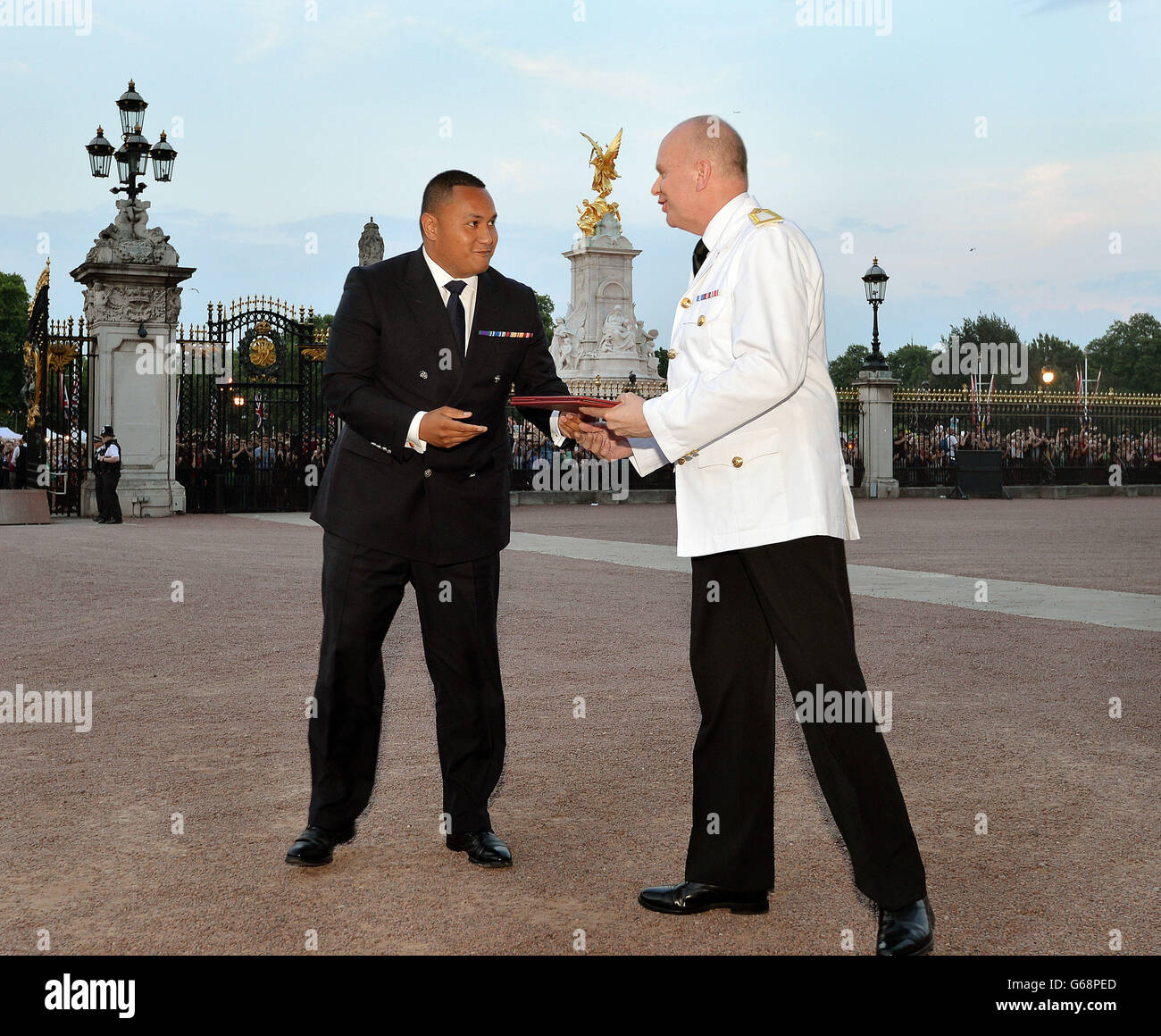 The Queen's senior Page Philip Rhodes (right) is given the official notification in the forecourt of Buckingham Palace, to announce the birth of a baby boy at 4.24pm to the Duke and Duchess of Cambridge at St Mary's Hospital in west London. Stock Photo