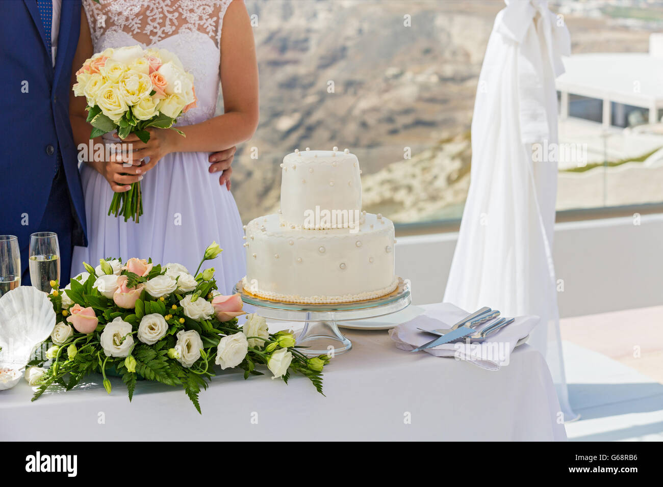 The young couple and flowers wedding decorations Stock Photo - Alamy