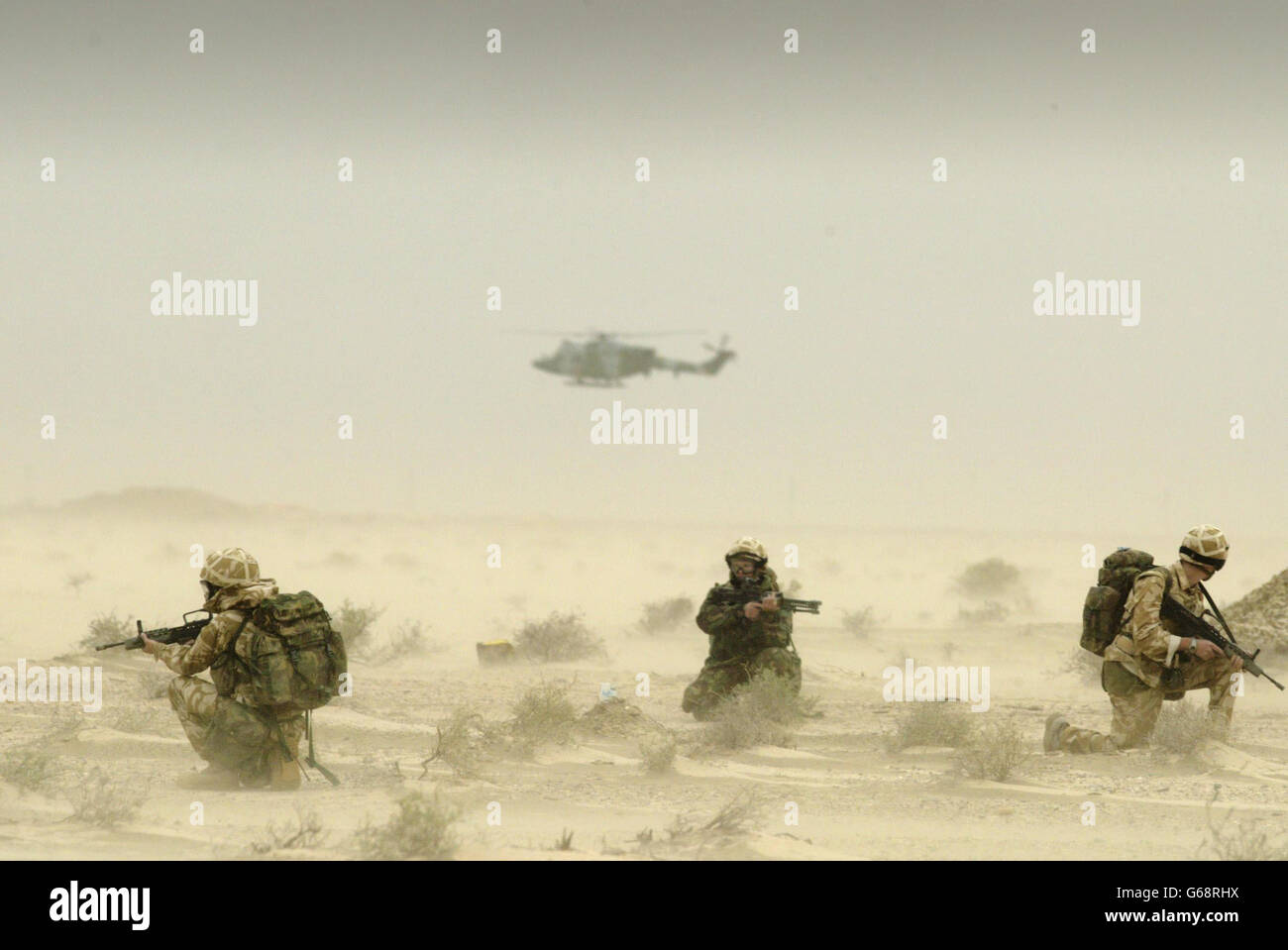 16 Air Assault Brigade - 3 Army Air Corps, patrol the deserts around the oil fields of North Ramala in a sandstorm. Stock Photo