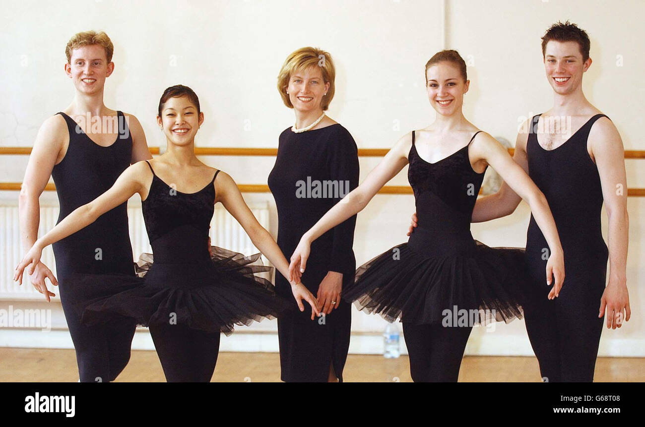 The Countess of Wessex poses with four dancers at the Central School of ballet in central London. The Countess was at the school to see the work of some of the 96 full-time students, and to see the site for the planned performance theatre on the roof of the building. *..The Central School of ballet celebrated its 20th Anniversary last year, and launched an appeal for 3million for redevelopment and refurbishment of the School premises. Stock Photo