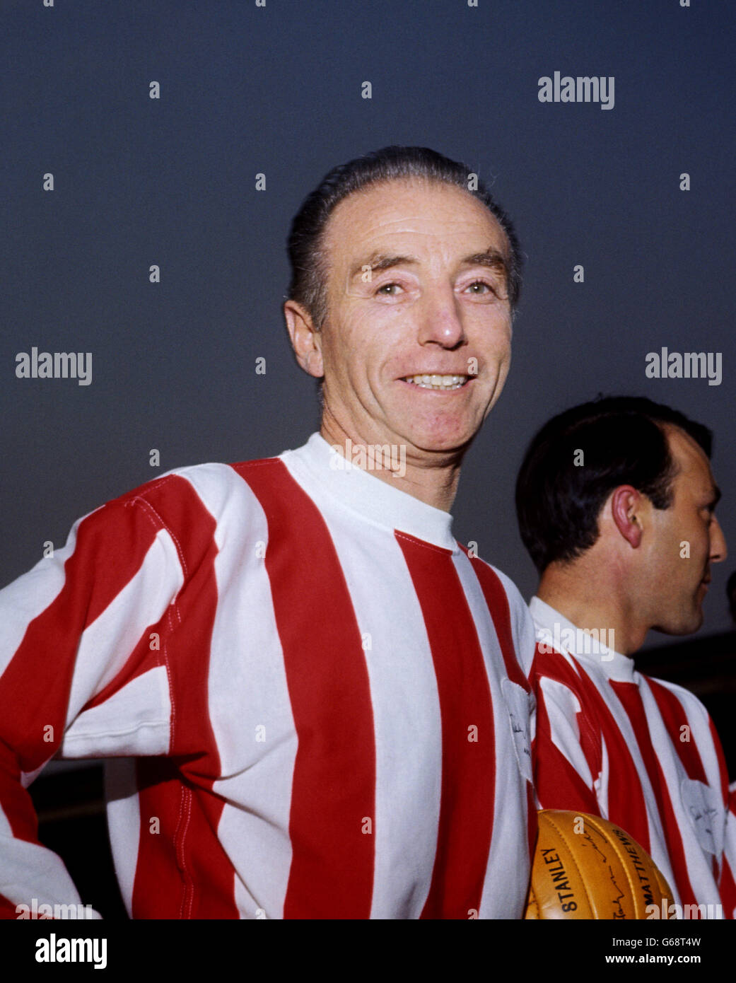 01/01/1915 BORN ON THIS DAY - SIR STANLEY MATTHEWS Stanley Matthews with  the ball before his testimonial match at Stoke, his last game before  retirement Stock Photo - Alamy