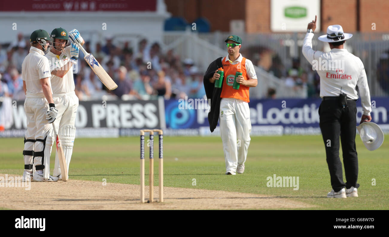 Cricket umpire signals hi-res stock photography and images - Alamy