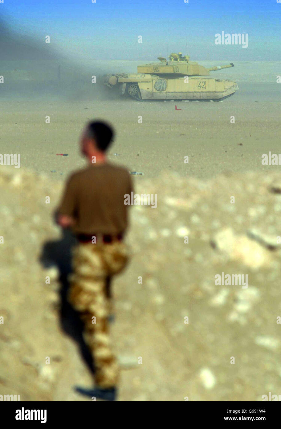 Challenger Tanks in Kuwait Stock Photo Alamy