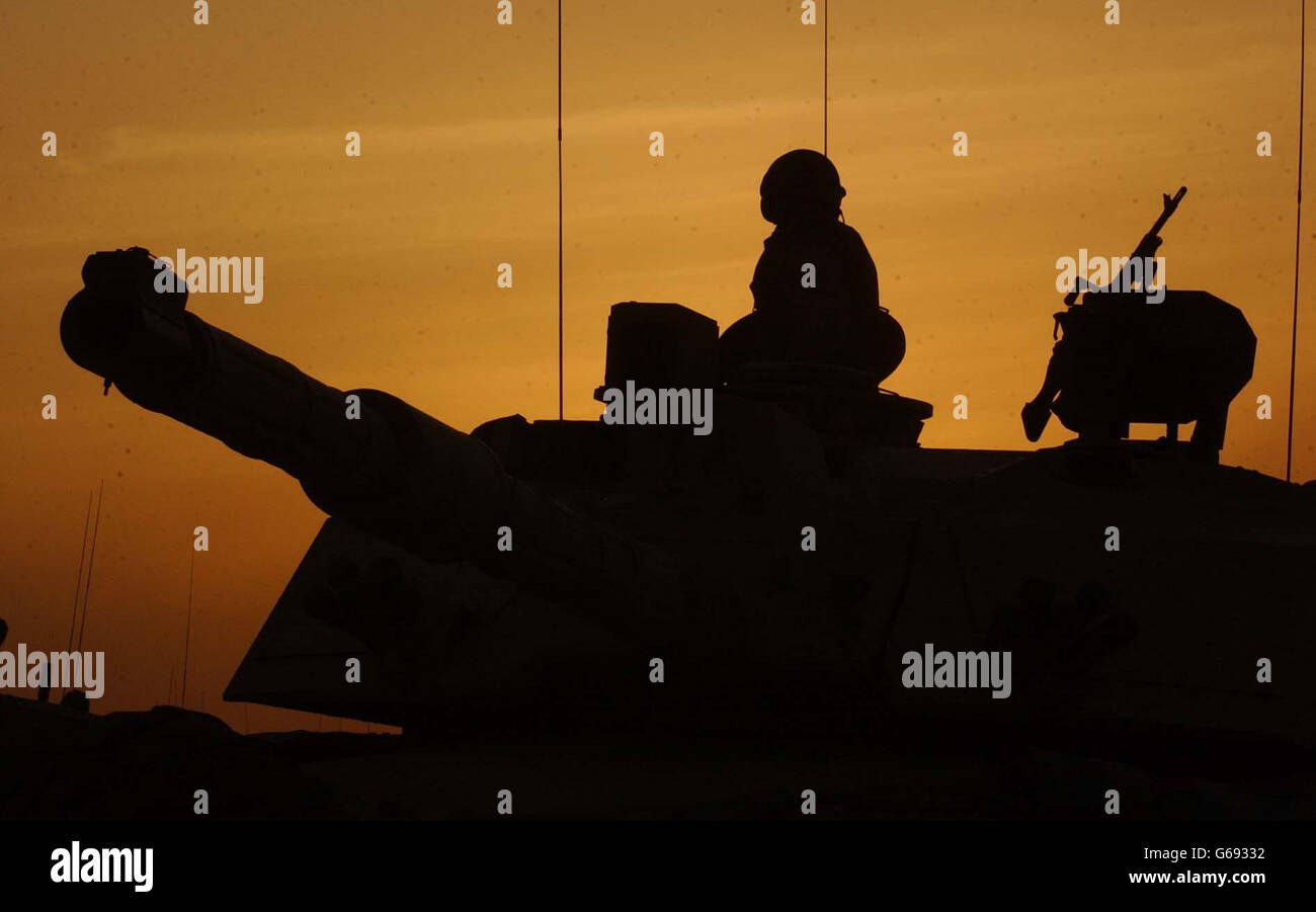 A Royal Scots Dragoon Guard takes a break in the turret of a Challenger tank after a long night of fighting in Southern Iraq, Stock Photo