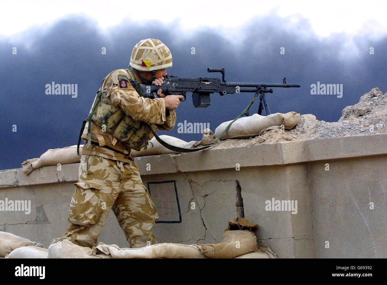 Private Jonathan West of Zulu Company, Royal Regiment of Fusiliers (Desert Rats) keeps the enemy at bay with a GPMG in Basra, southern Iraq. Stock Photo