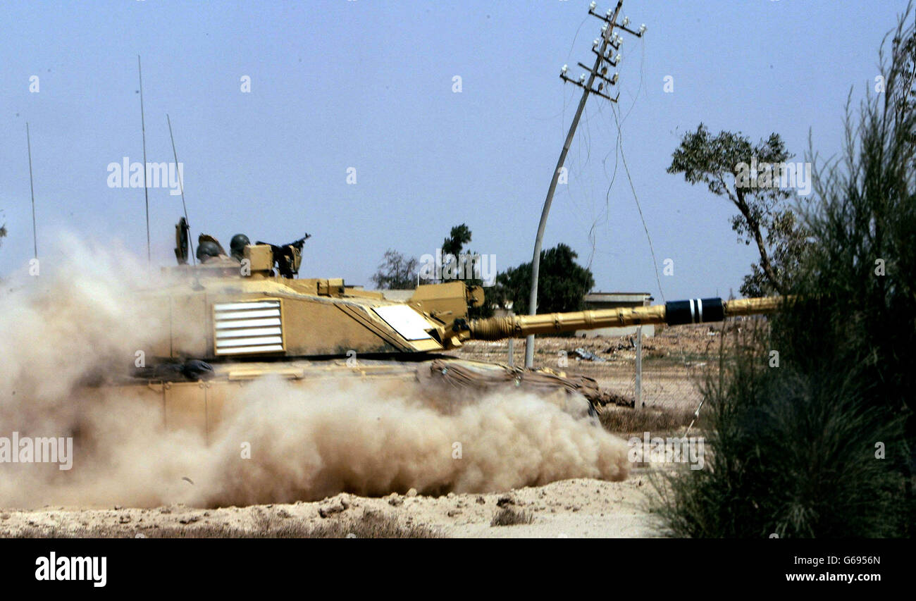British Forces in Iraq.. A British Challanger II tank moves near Basra. Photo by Dan Chung, The Guardian, MOD Pool Stock Photo