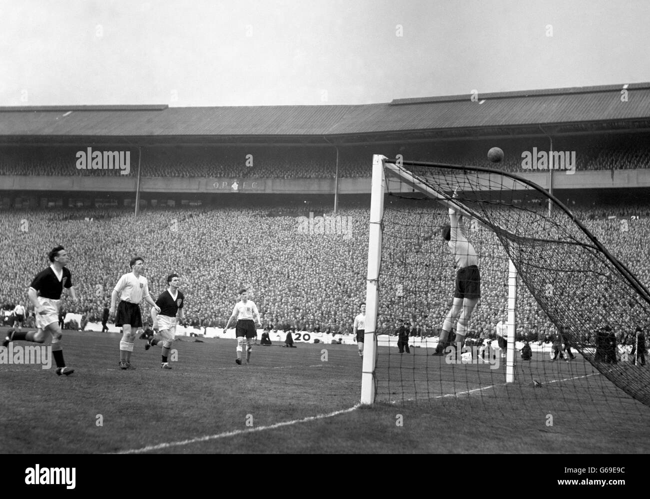 England's goalkeeper Reg Matthews tips the ball over the bar during a football match against Scotland at Hampden Park in Glasgow. (l-r) Lawrie Reilly, Roger Byrne, Gordon Smith, James Dickinson and Jeffrey Hall. Stock Photo