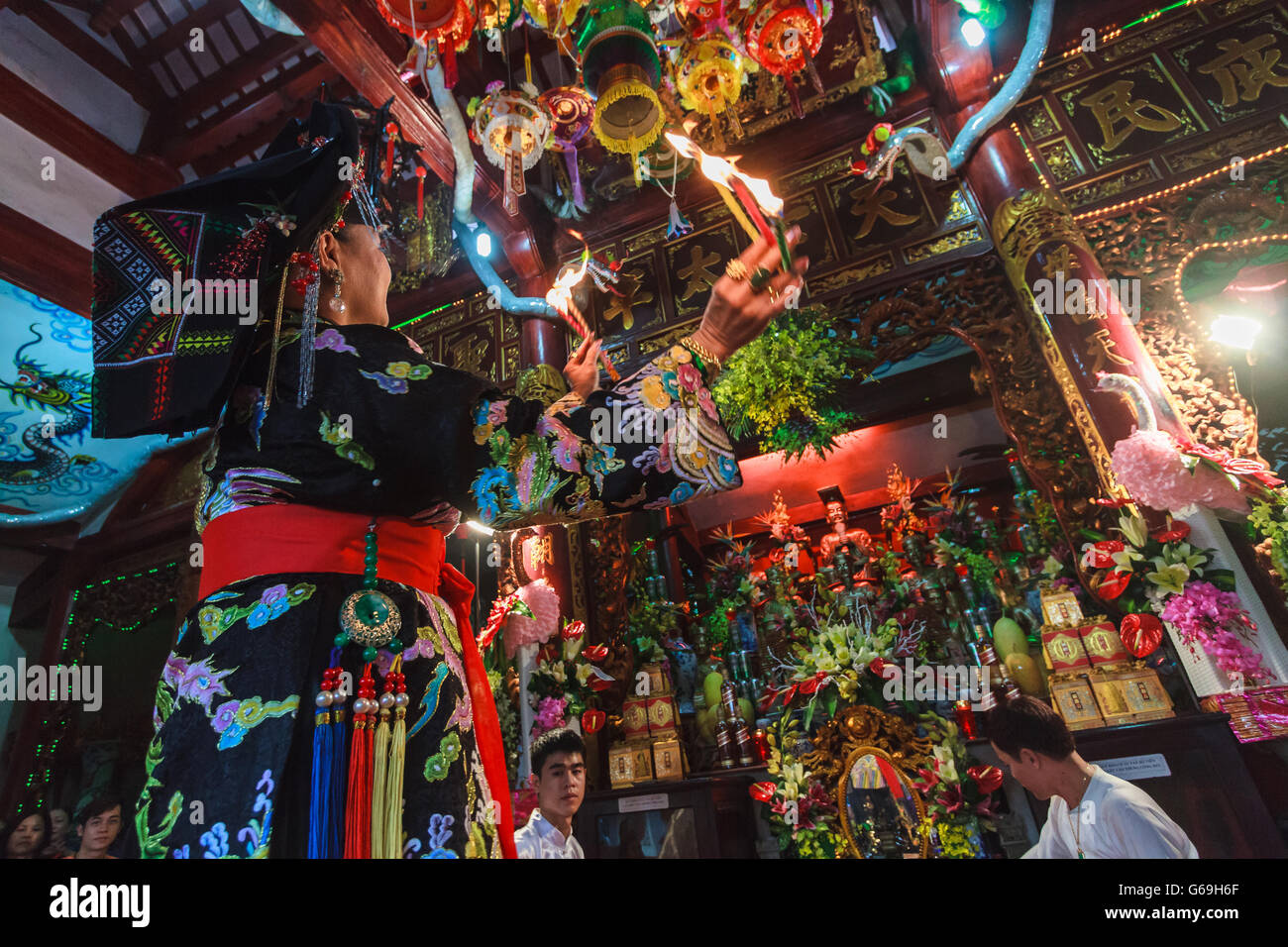 Medium performs spirit mediumship ritual in Vietnam (Len Dong) Stock Photo