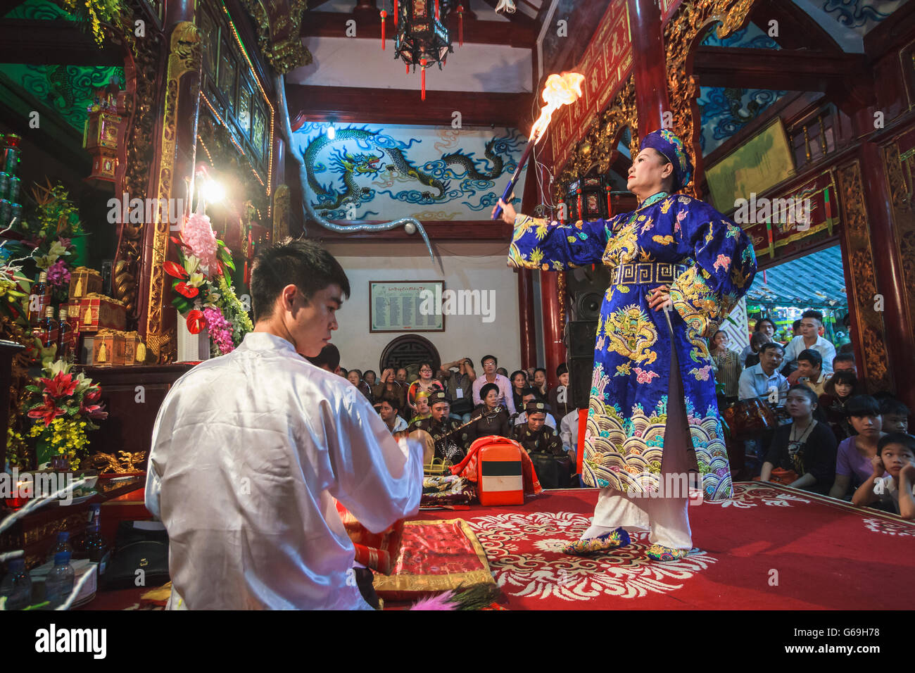 Medium performs spirit mediumship ritual in Vietnam (Lên đồng) Stock Photo