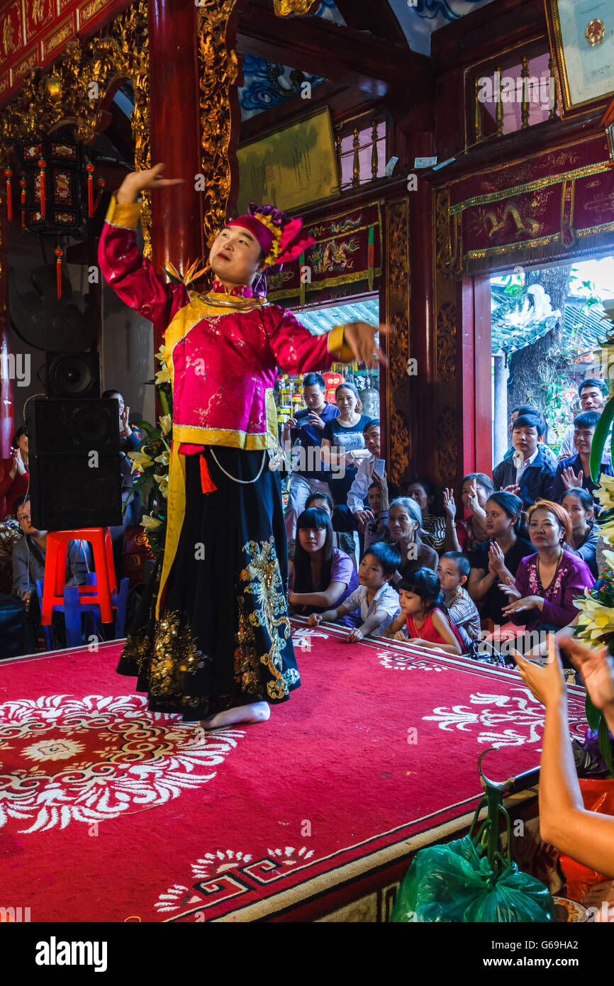 Male medium performs spirit mediumship ritual in Vietnam (Len Dong) Stock Photo