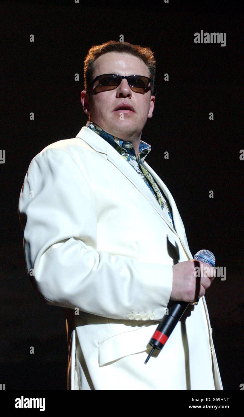 Celebrity performing sunglasses singing pop star white suit hi res stock photography and images Alamy