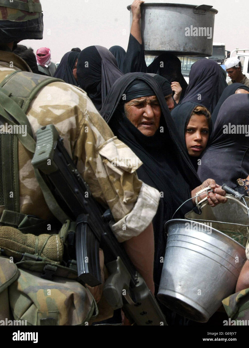Women wait for water in Iraq Stock Photo