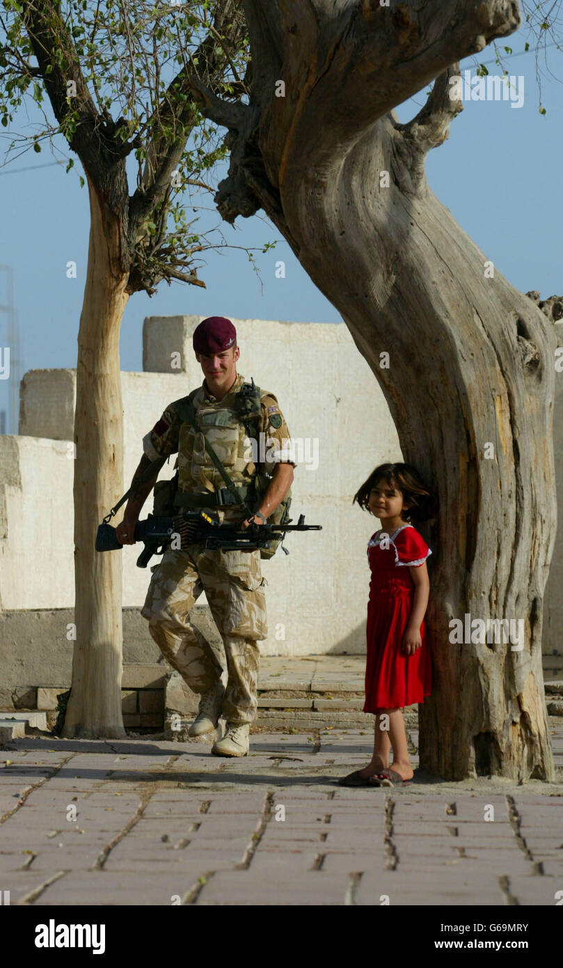 A soldier from C company of the 1st Battalion The Parachute Regiment patrols past 'Adam's tree' (right) in the biblical Garden of Eden in Al Qurna, Iraq. It is the first time the British army has patrolled on foot wearing berets and not helmets. Stock Photo