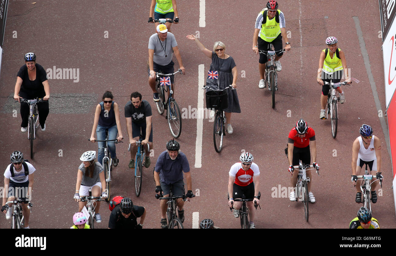 Cycling ridelondon grand prix day one london hi-res stock photography ...