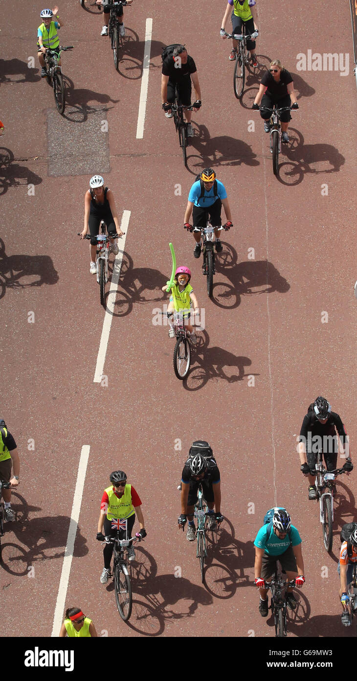 Cycling ridelondon grand prix day one london hi-res stock photography ...