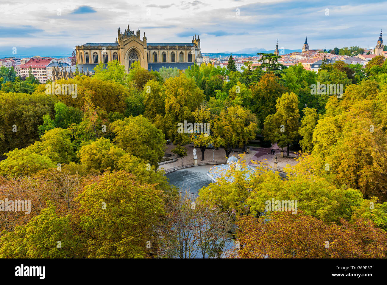Florida park in autumn, in the background the new cathedral. Vitoria-Gasteiz, Álava, Basque Country, Spain, Europe Stock Photo