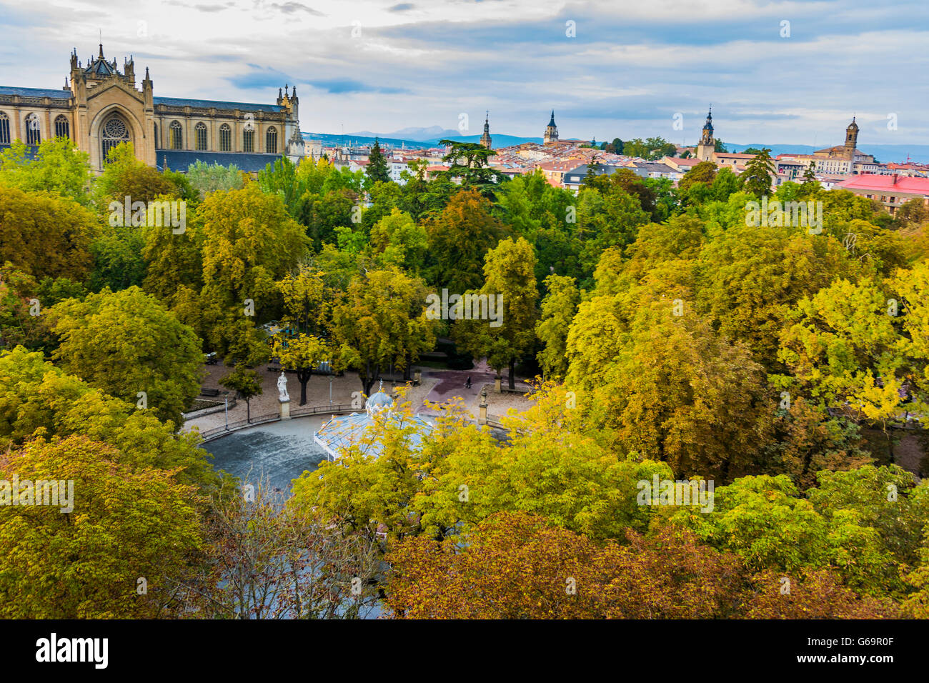 Florida park in autumn, in the background the new cathedral. Vitoria-Gasteiz, Álava, Basque Country, Spain, Europe Stock Photo