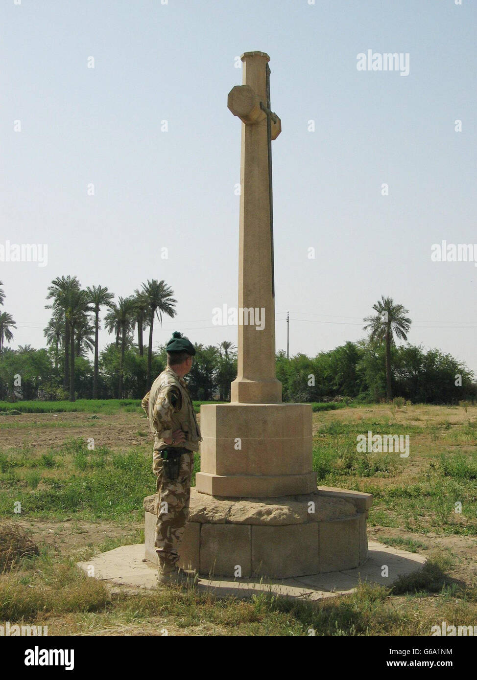 Lt Colonel Tim Collins of the 1st Battalion Royal Irish Regiment inspects the lost memorial at Al Amara. Stock Photo