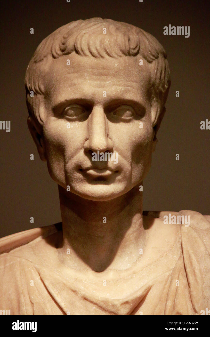 Julius caesar statue rom hi-res stock photography and images - Alamy