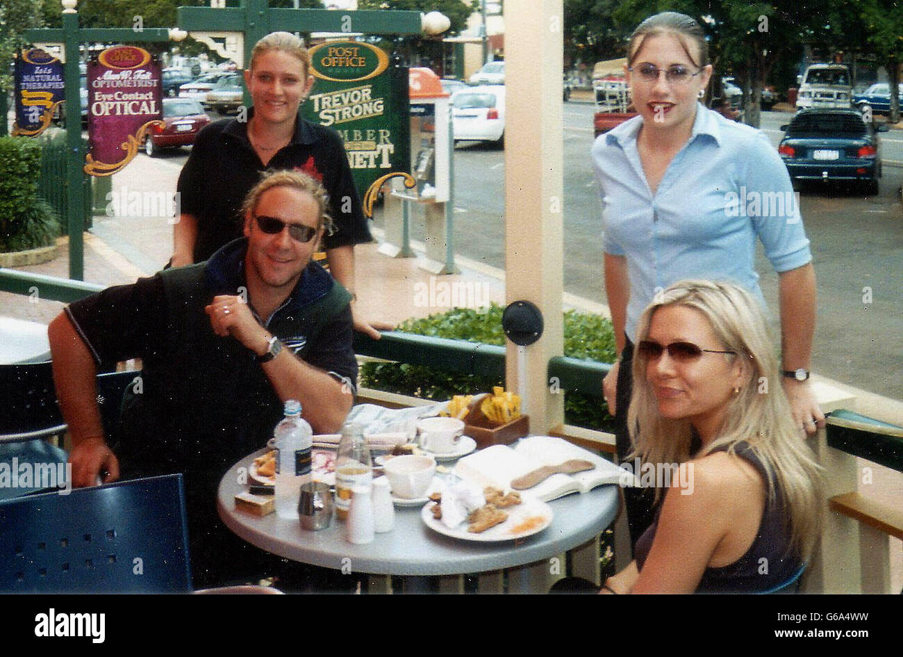 PA PHOTOS / PRESSENS BILD - UK USE ONLY: Newly wed actor Russell Crowe and wife Danielle Spencer having lunch at a restaurant in Childers just north of Brisbane. The couple is touring the country side in Australia in their black Mercedes as a part of the honeymoon . Stock Photo