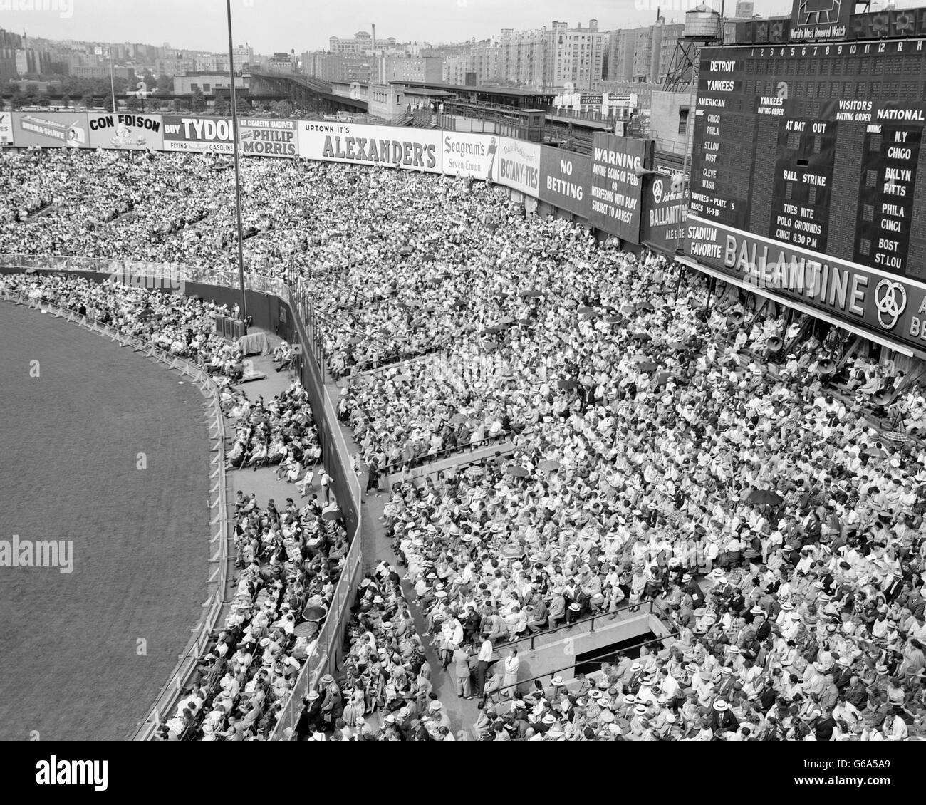 1940s 1950s LARGE CROWD YANKEE STADIUM BRONX NYC BLEACHERS ADVERTISING SIGNS AROUND THE STADIUM NEW YORK CITY NY USA Stock Photo