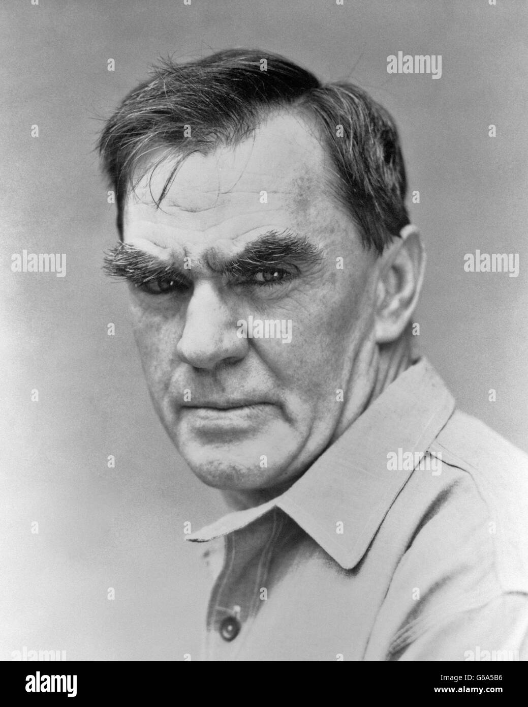 1930s PORTRAIT ANGRY MAN WITH BUSHY EYBEBROWS LOOKING AT CAMERA Stock Photo