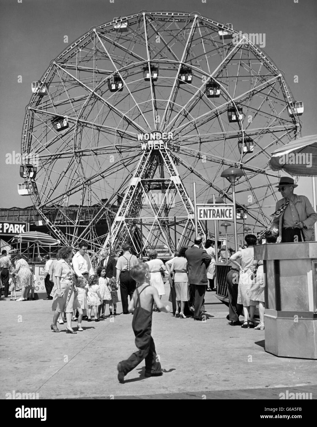 1950s PEOPLE LINING UP TO RIDE WONDER WHEEL FERRIS WHEEL CONEY ISLAND NY USA Stock Photo