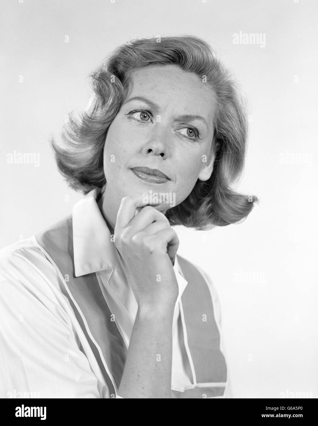 1950s 1960s WOMAN HOUSEWIFE PORTRAIT THINKING THOUGHTFUL FACIAL EXPRESSION HAND TOUCHING CHIN Stock Photo