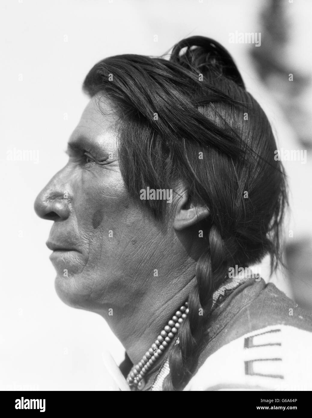 1920s PROFILE PORTRAIT OF CHIEF SITTING EAGLE NATIVE AMERICAN INDIAN MAN OF STONEY SIOUX TRIBE NEAR BANFF ALBERTA CANADA Stock Photo