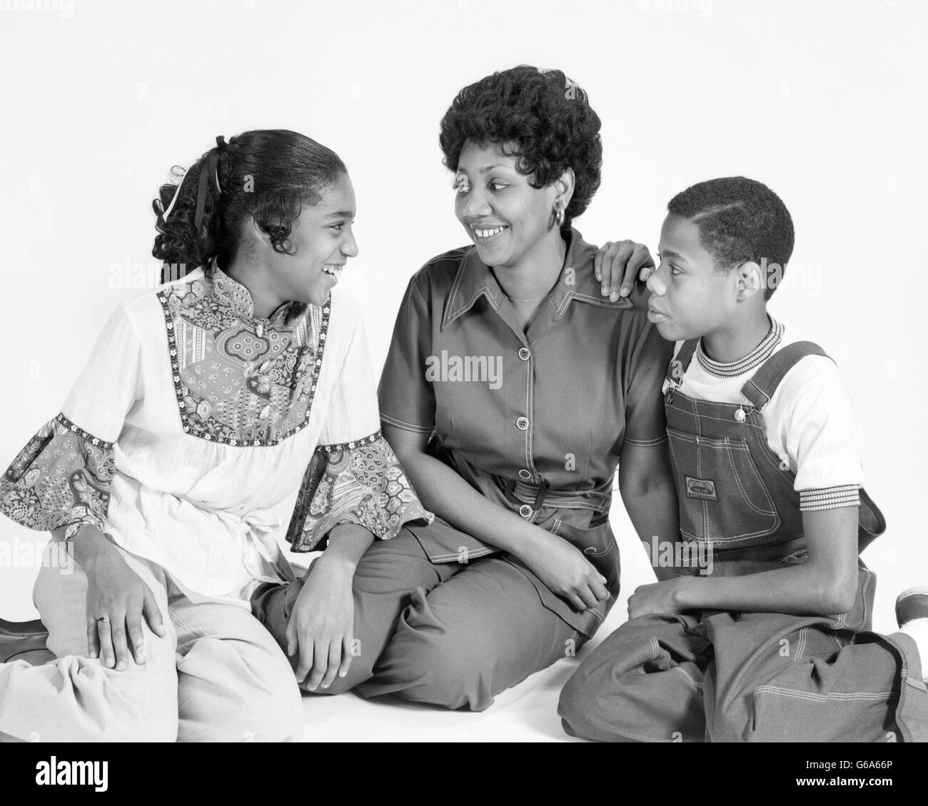 1970s AFRICAN AMERICAN MOTHER DAUGHTER SON FAMILY SITTING PORTRAIT Stock Photo