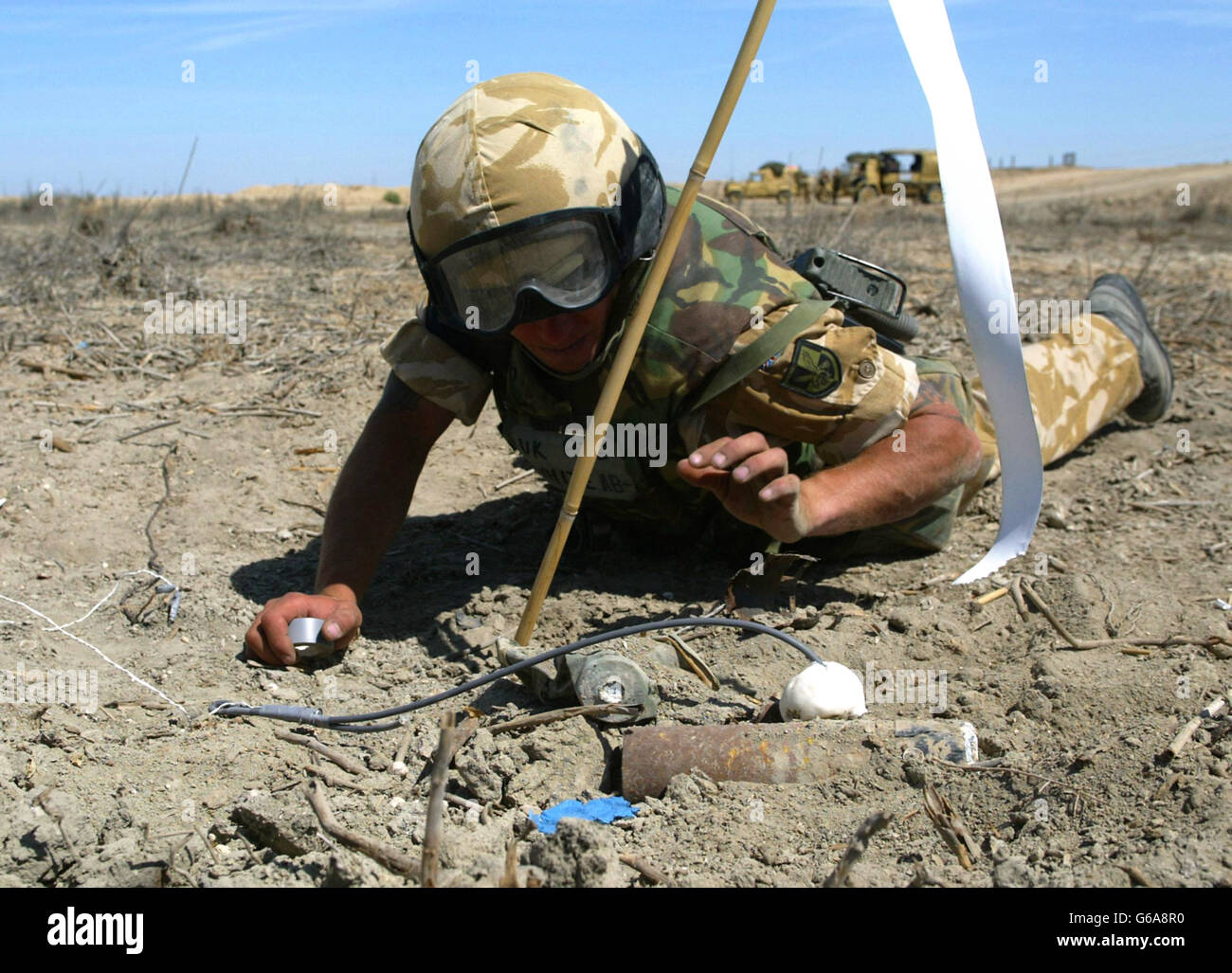 Parachute Regiment destroy bomblets in Iraq. Stock Photo