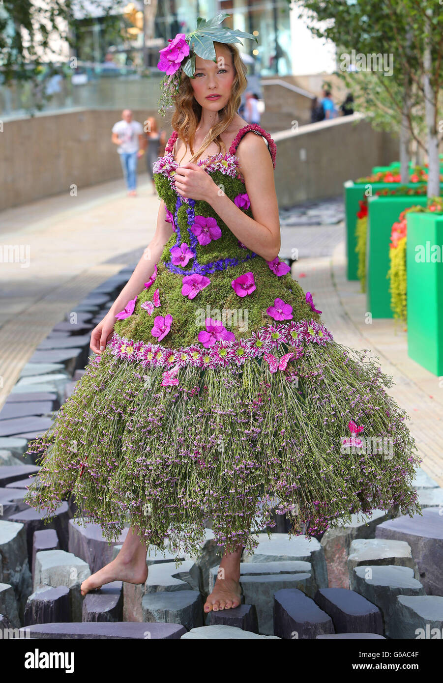 Dress made of flowers hi-res stock photography and images - Alamy
