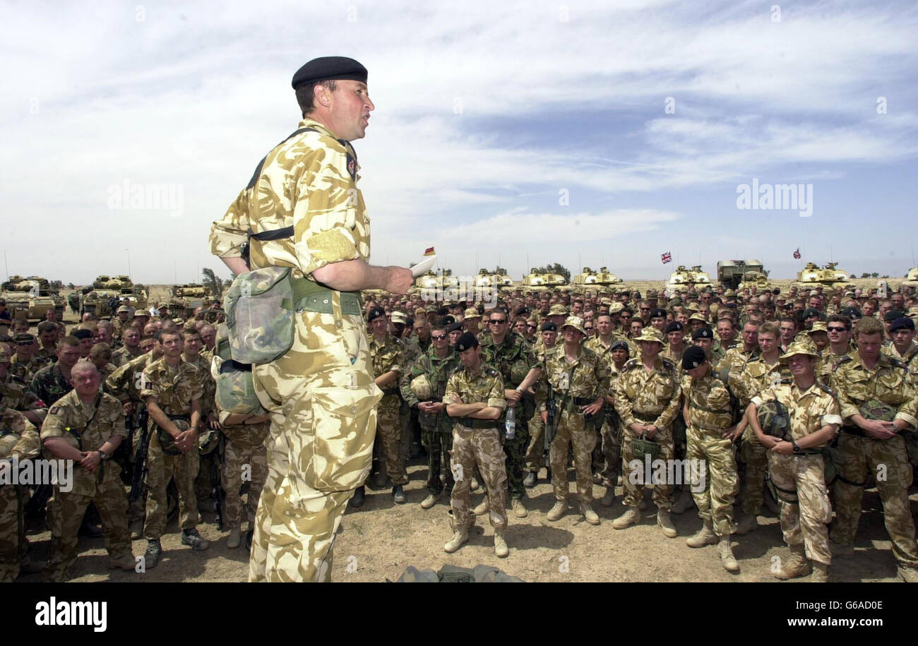 Lt Col. Piers Hankinson of 2 RTR (Royal Tank Regiment) speaks to the 2nd Royal Tank Battle Group near Basra, Iraq. Stock Photo