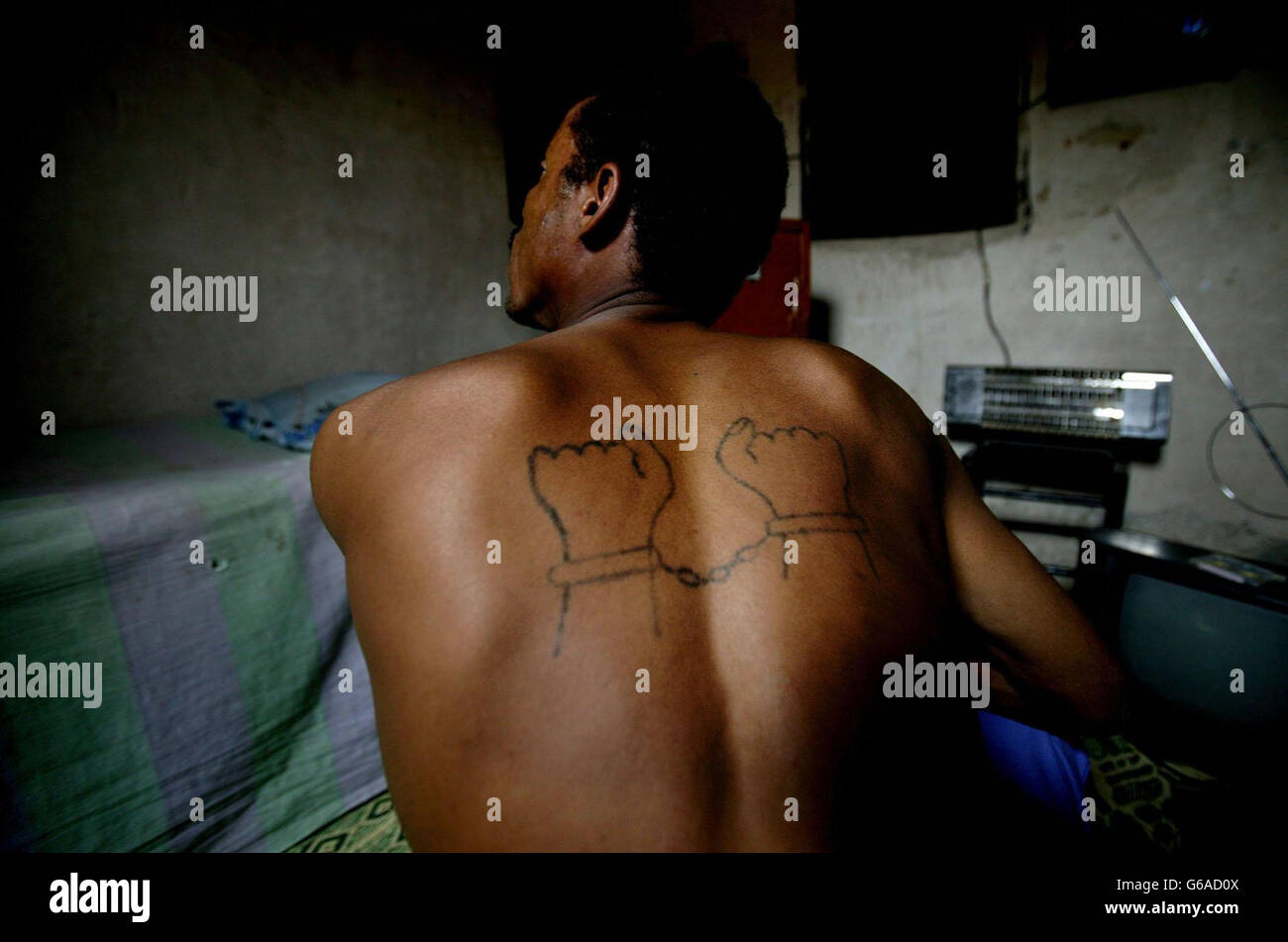 Torture victim Abdul Kareem Kassim in Shuhaba, southern Iraq, shows off the tattoo forcibly cut into his back by Saddam Hussein regime's prison guards. Dan Chung/Guardian/MOD Pool. Stock Photo