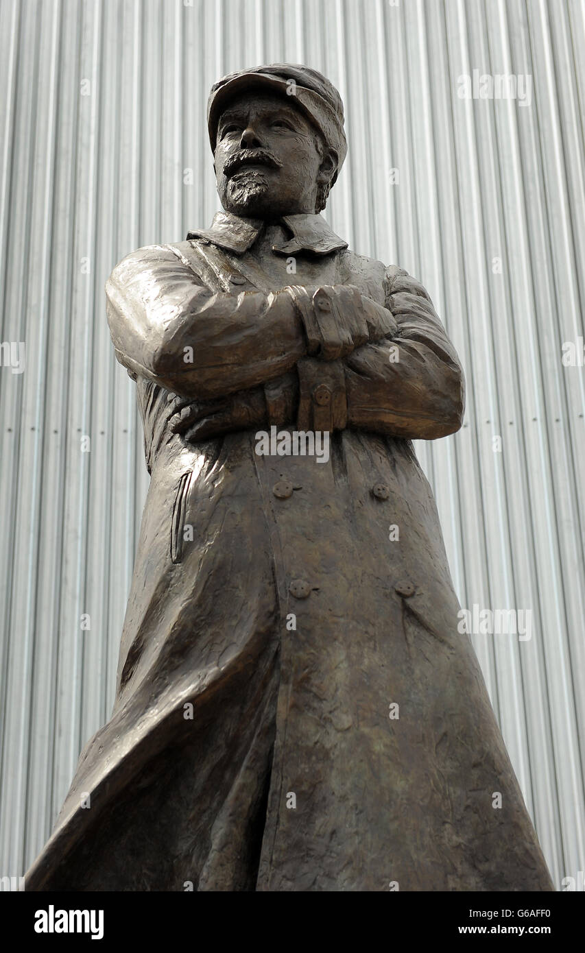 Samuel Cody statue unveiled Stock Photo - Alamy