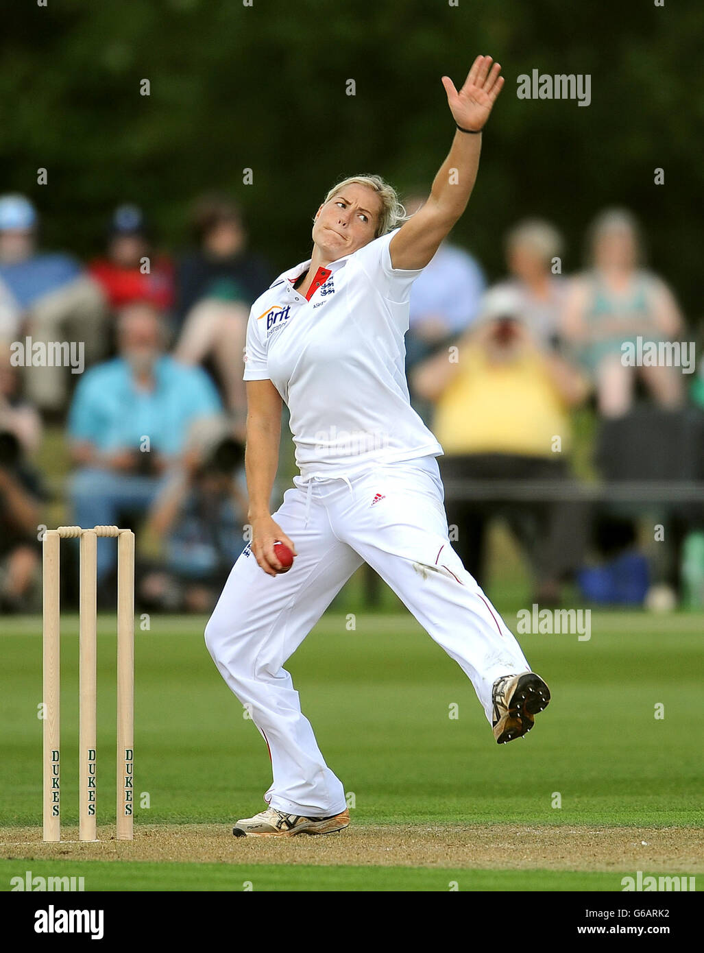 Women cricket bowling hires stock photography and images Alamy