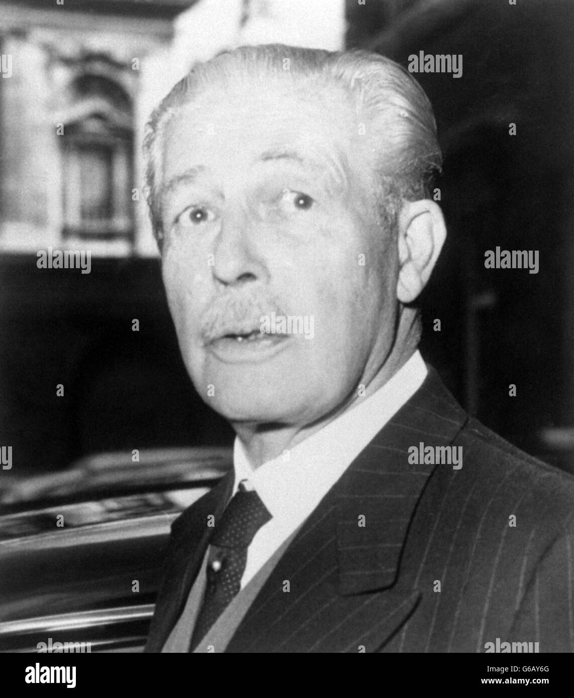 Prime Minister Harold Macmillan leaving Admiralty House, London, before returning to the renovated No 10 Downing Street, London. 25/09/1963 Stock Photo