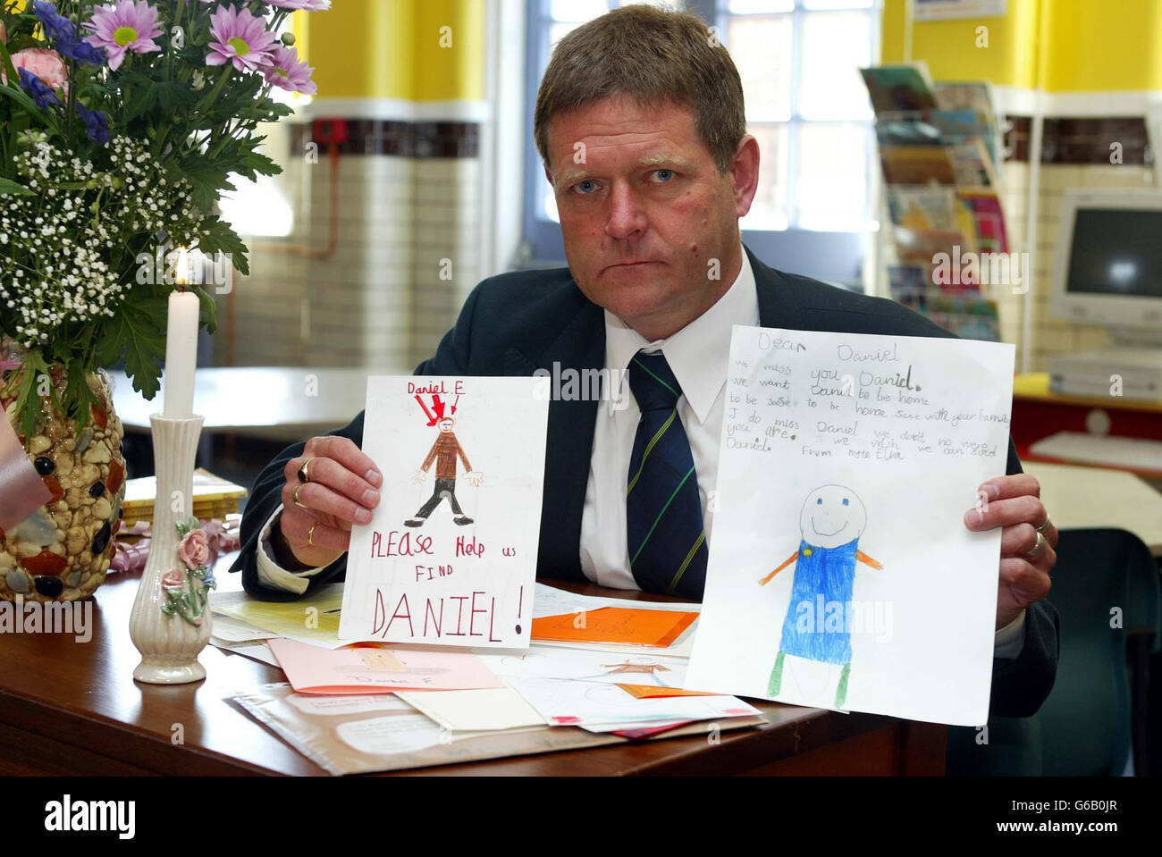 Head teacher Keith Egleton holds, messages for missing Daniel Entwistle done by fellow pupils at Greenacre school in Great Yarmouth, Norfolk. A bicycle believed to belong to the youngster, who has been missing for more than three days, *..was found abandoned by a harbour wall on the River Yare, and now police are going to use specialist search equipment to map a two mile stretch of the river bed. Stock Photo
