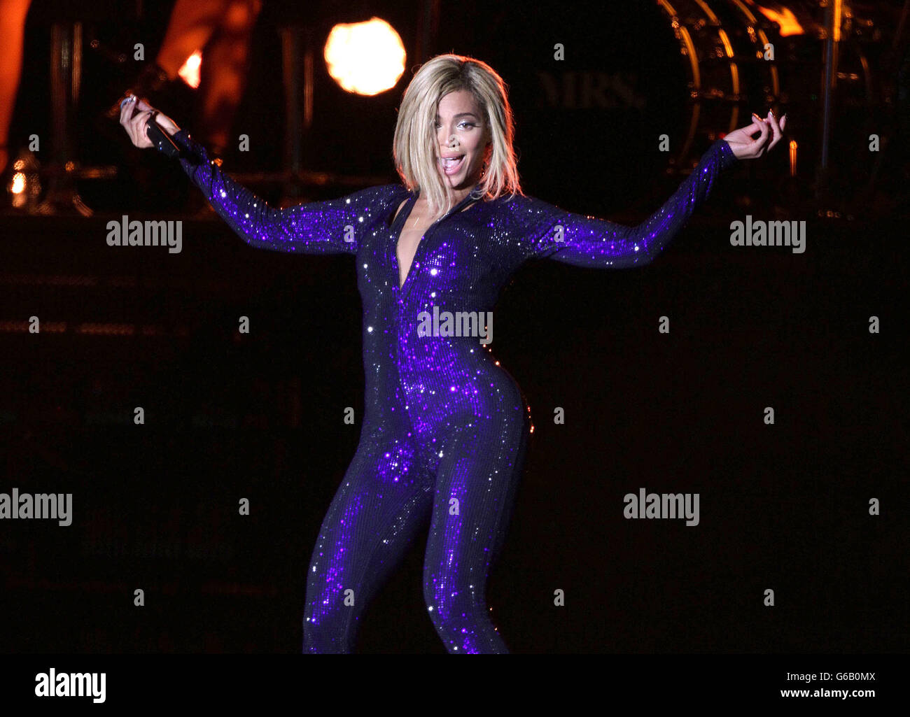 Beyonce performing 2013 hi-res stock photography and images - Alamy