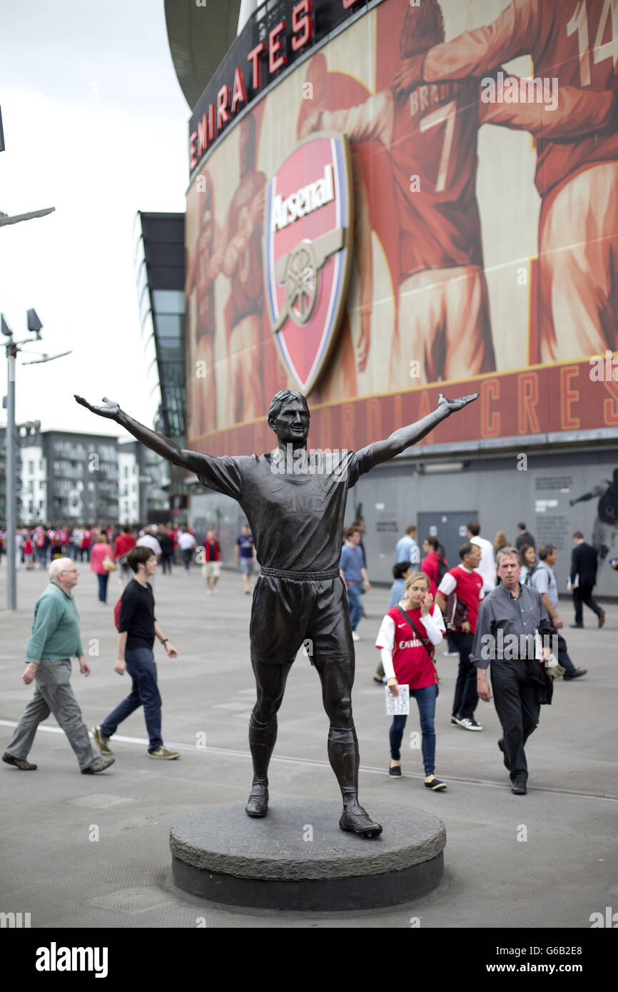 The statue of tony adams outside the emirates stadium hires stock