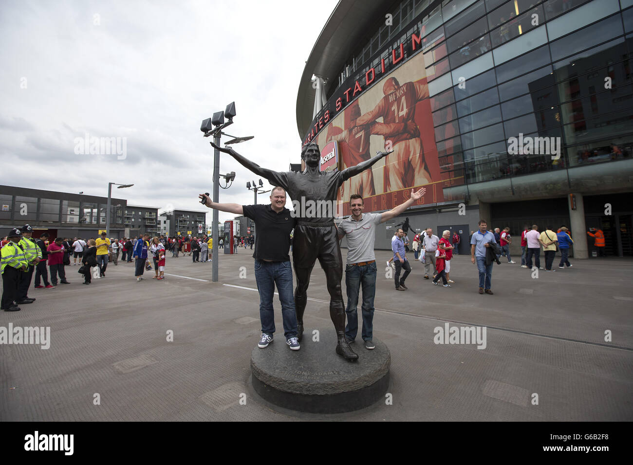 The statue of tony adams outside the emirates stadium hires stock