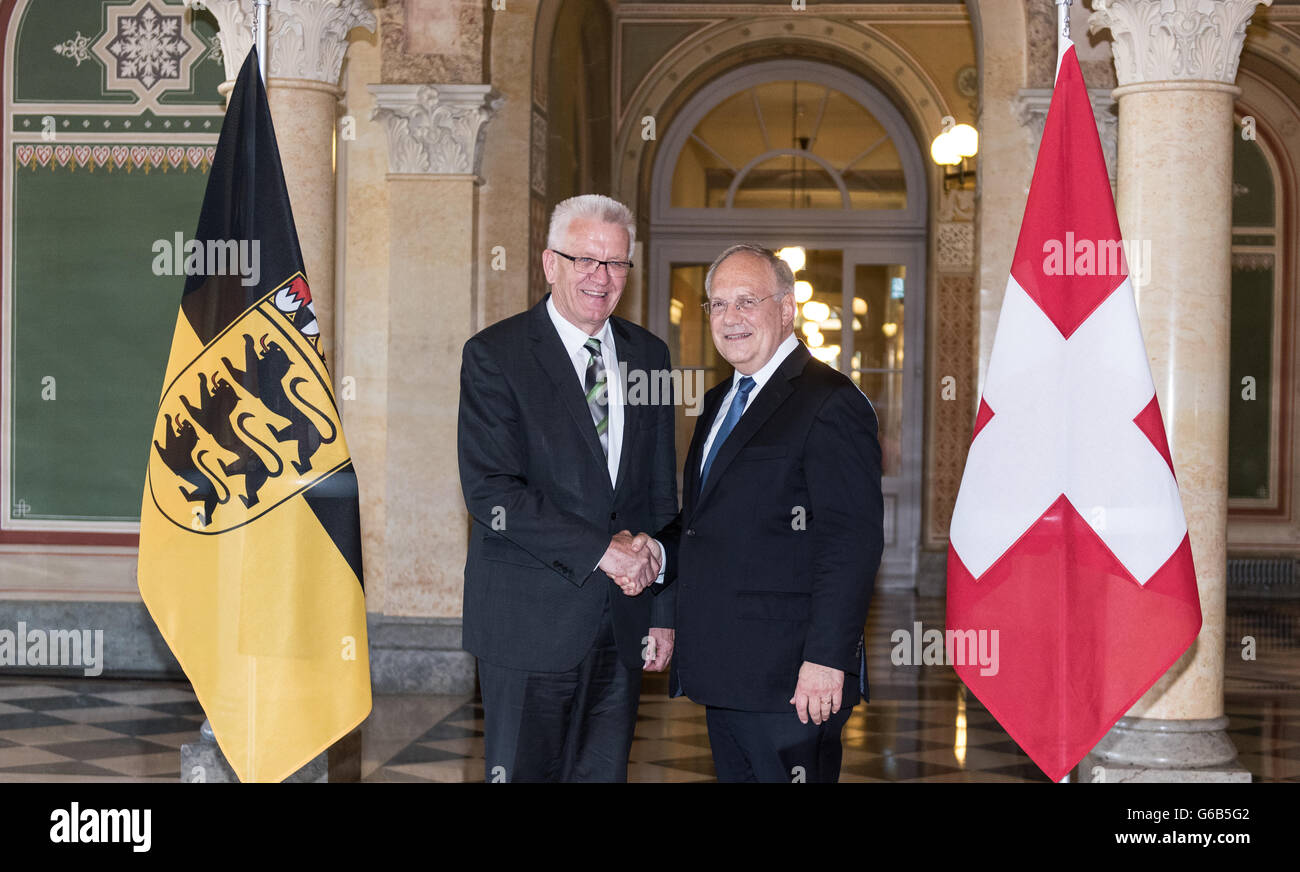 Bern, Switzerland. 23rd June, 2016. Premier of Baden-Württemberg Winfried Kretschmann (Buendnis 90/Die Gruenen, l) shaking hands with President of the Swiss Confederation and Economy Minister Johann Schneider-Ammann (r), in Bern, Switzerland, 23 June 2016. It is Kretschmann's first official visit since his re-election. PHOTO: PATRICK SEEGER/DPA/Alamy Live News Stock Photo