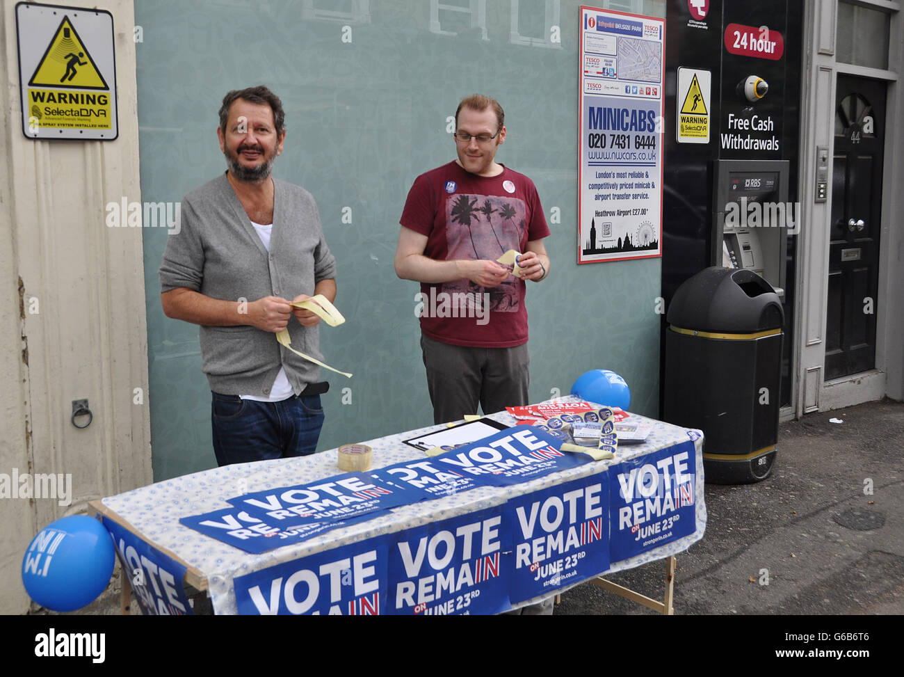 London, UK. 23rd June, 2016. An activist of the 'Britain stronger in Europe' campaign distributes stickers that read 'I'm in' on the day of the EU referendum, in London, Britain, June 23, 2016. © Stanislav Mundil/CTK Photo/Alamy Live News Stock Photo