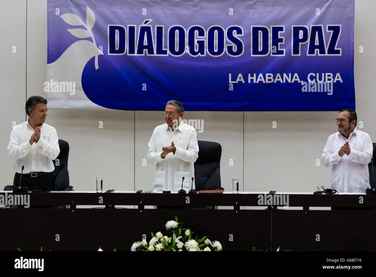 Havana, Cuba. 23rd June, 2016. Colombian President Juan Manuel Santos (L) and Timoleon Jimenez (R), the top leader of the Revolutionary Armed Forces of Colombia (FARC), sign a pact in Havana, capital of Cuba, June 23, 2016. The Colombian government and the FARC guerrilla group signed a pact on a definitive bilateral ceasefire, marking a major step towards ending a half-century conflict.The conflict had killed more than 220,000 people and displaced millions since 1964. © Liu Bin/Xinhua/Alamy Live News Stock Photo