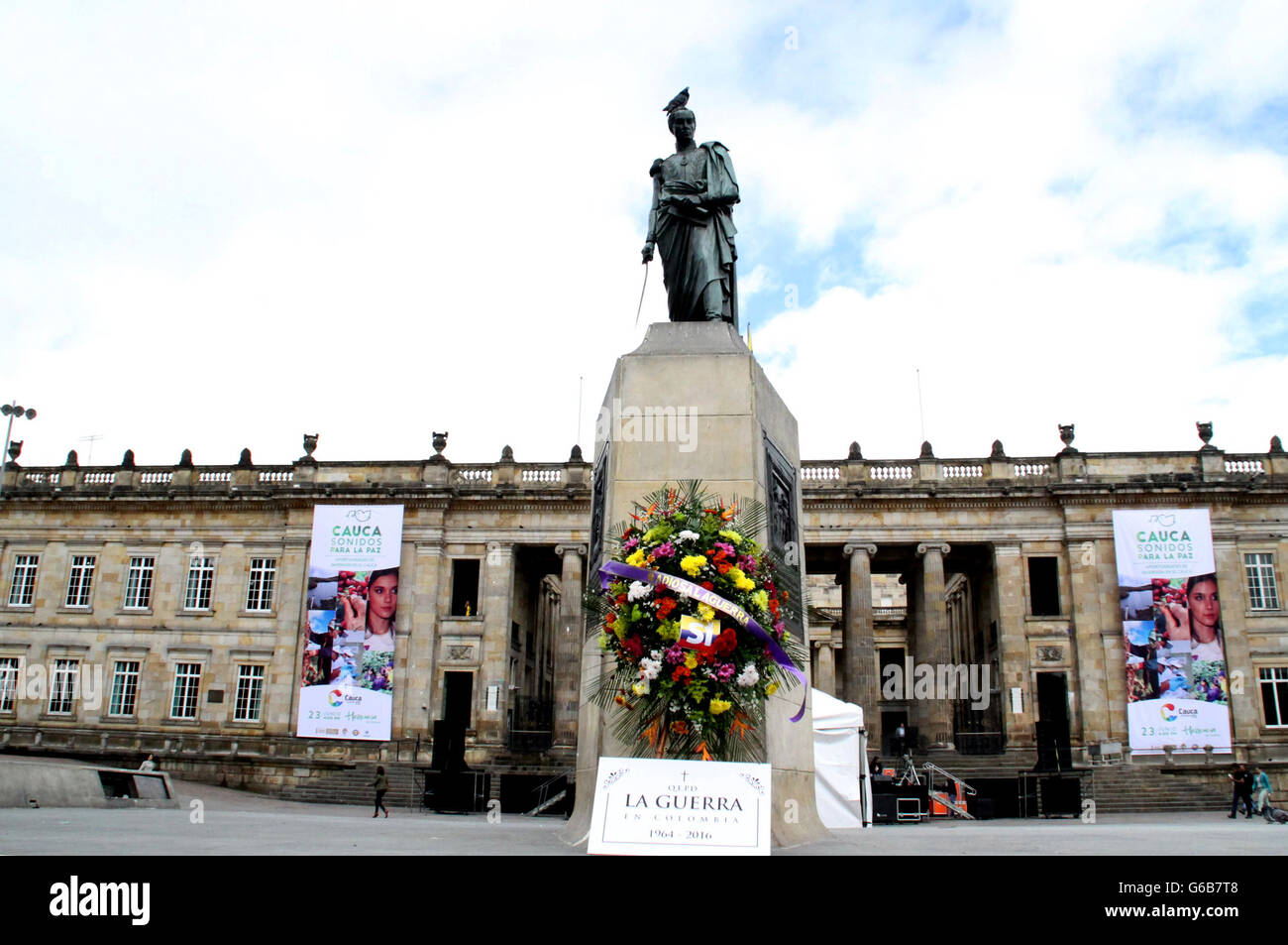 Bogota, Colombia. 23rd June, 2016. A flower wreath placed as a symbol of the end of the conflict between Colombia's government and the Revolutionary Armed Forces of Colombia (FARC) guerrilla force remains at the bottom of the statue of Simon Bolivar, at Bolivar Square, in Bogota, Colombia, on June 23, 2016. Colombia's government and the FARC guerrilla force signed a historic ceasefire agreement Thursday in Havana that will move the South American nation closer to the end of a half-century civil war. © COLPRENSA/Xinhua/Alamy Live News Stock Photo