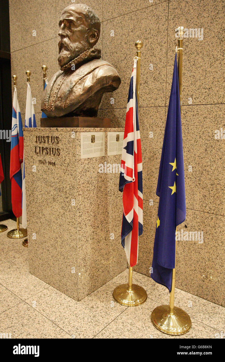 Brussels, Belgium. 23rd June, 2016. The flags of UK and the European Union alongside the bust of Justus Lipsius in the Building of EC Credit:  Leonardo Hugo Cavallo/Alamy Live News Stock Photo