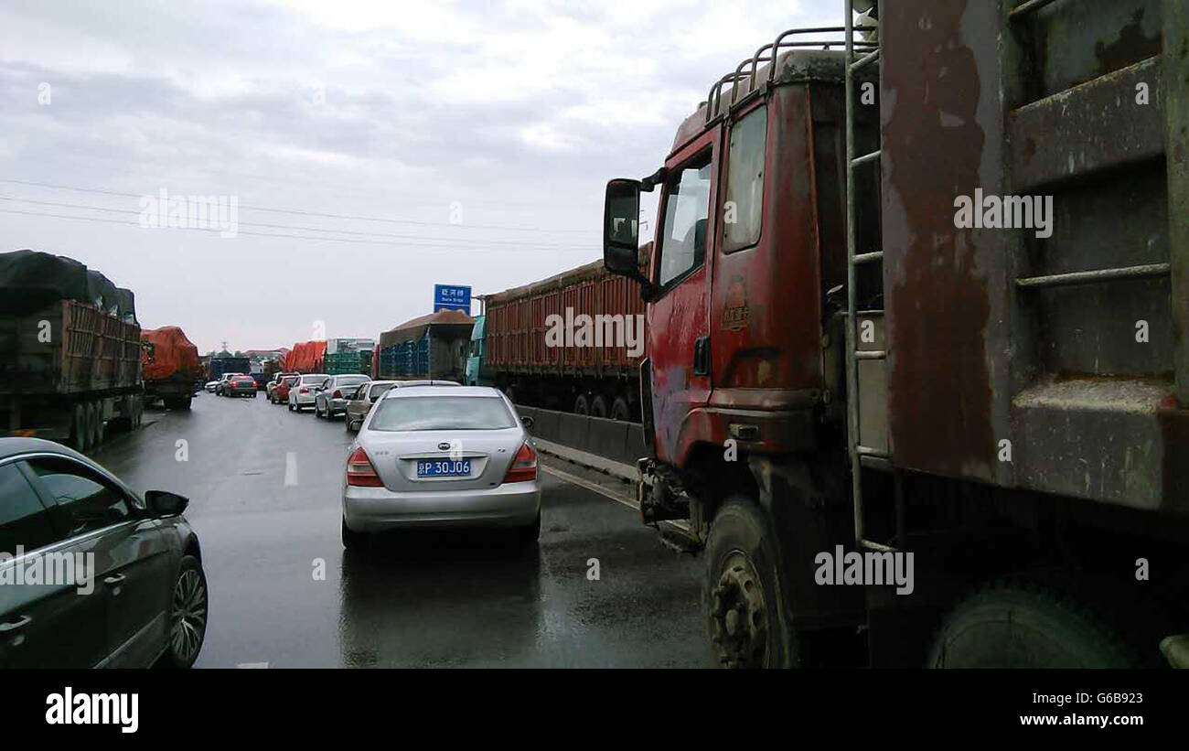 Wudi, China. 23rd June, 2016. Cars and trucks all jammed on the road for 10km in Wudi on June 23. This situation has continued for two years except when National College Entrance Examination is on, or senior government officials come. Local residents look forward to a solution. Credit:  SIPA Asia/ZUMA Wire/Alamy Live News Stock Photo