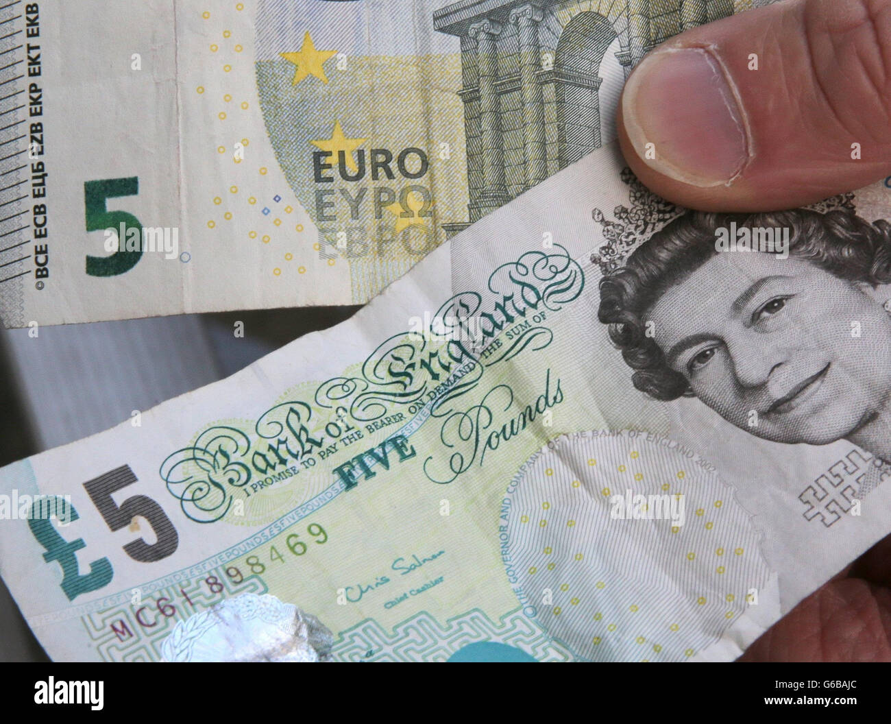 Пластиковые деньги в Англии. Великобританская пятифунтовая банкнота. Фунты в евро. Курс фунта Стерлинга к евро.